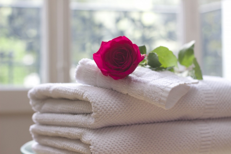 hotel-MONTMEYAN-min_towel_rose_clean_care_salon_spa_white_bath-731641